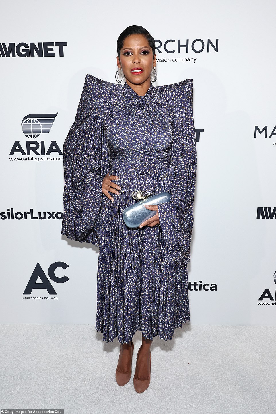 Tamron Hall привлекла внимание в струящемся синем платье с эффектными подплечниками и элегантными рукавами «летучая мышь».
