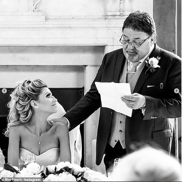 Миссис Хинч поделилась еще одной фотографией своего отца, читающего речь на ее свадьбе.