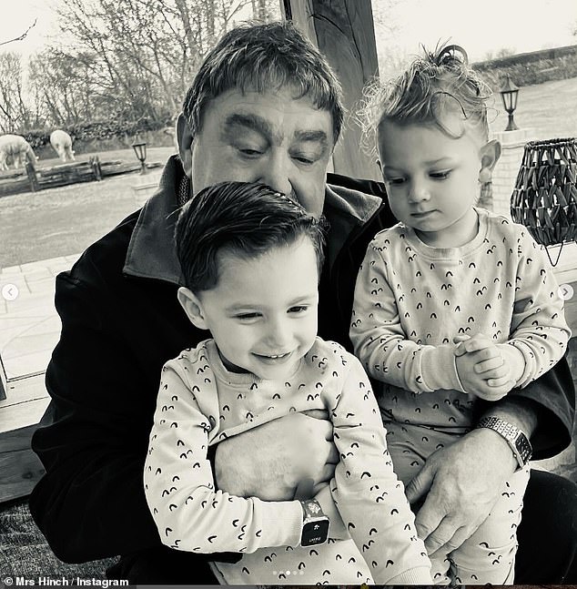 Влиятельная женщина поделилась этой любящей фотографией своего отца с внуками Ронни, четырехлетним, и Ленни, двухлетним.