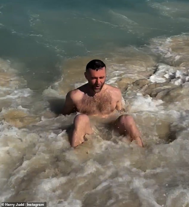 Гарри оправился от волн после ныряния в море