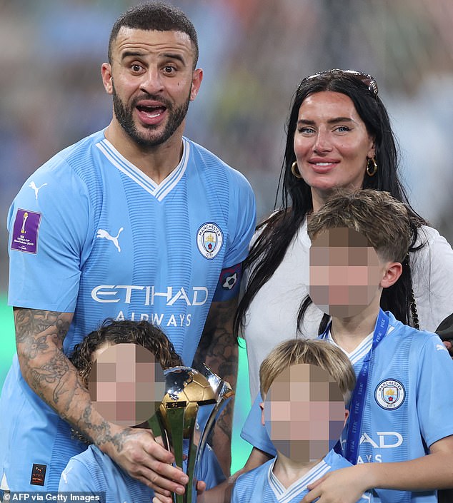 Между тем, футболист, как сообщается, рассматривает возможность ухода из «Манчестер Сити» и Премьер-лиги в пользу переезда в Саудовскую Аравию в конце сезона (на фото с женой Энни и их детьми).