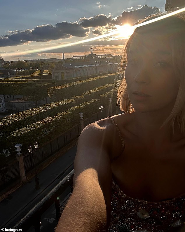 В серии фотографий и видео, опубликованных в ее Instagram, дизайнер интерьера также продемонстрировала захватывающий вид с балкона своего отеля.