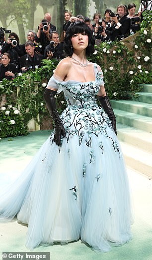 Ее стильный образ появился после того, как она ошеломила Met Gala в образе темноволосой брюнетки в потрясающем синем платье от дизайнера Миу Миу.