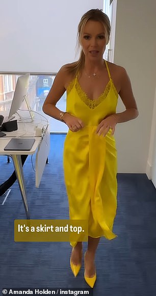 Проходя по офису, она начала: «О, привет.  Сегодня на мне платье Mellow Yellow от бренда Essential Antwerp.
