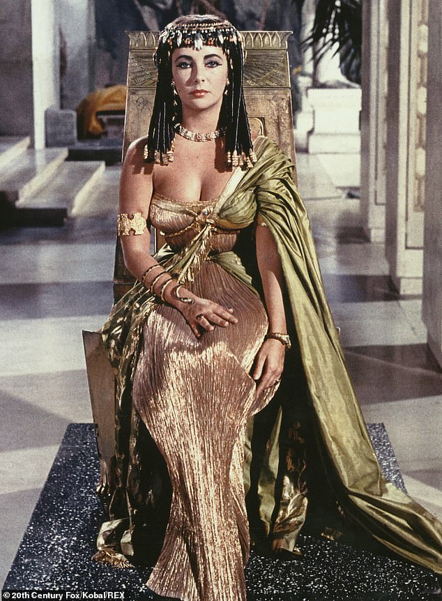Тейлор в роли Клеопатры в эпическом фильме 1963 года.  Клеопатра VII Тея Филопатор была царицей Птолемеевского царства Египта с 51 по 30 г. до н. э. и его последней активной правительницей.