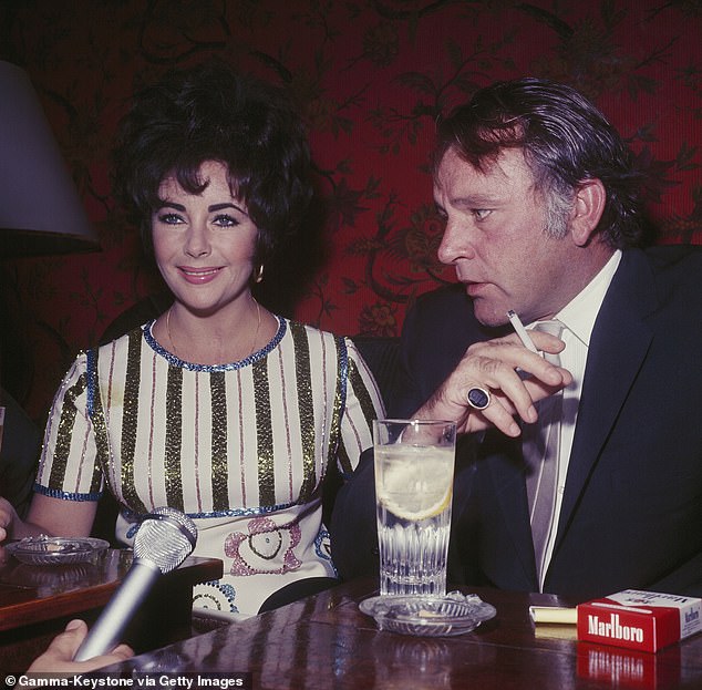 Тейлор и Бертон после того, как Элизабет получила «Оскар» за роль в фильме «Кто боится Вирджинии Вулф» 13 апреля 1967 года.