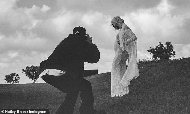 27-летняя модель объявила о своей радости от беременности с 30-летним мужем Джастином, опубликовав красивую фотосессию, на которой она демонстрирует свою фигуру в белом кружевном свадебном платье.