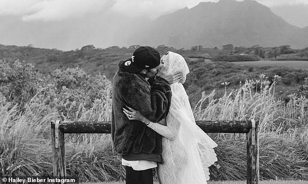 Пара была замечена целующейся в поле, когда они праздновали эту новость.