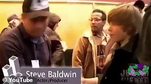 Будущие мистер и миссис Бибер: юную Хейли Болдуин знакомит Джастину Биберу ее отец Стивен Болдуин в 2009 году.