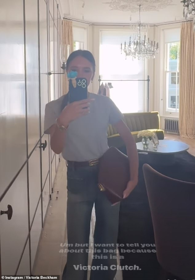 Одетая в серую футболку оверсайз, заправленную в пару джинсов с широкими штанинами, Виктория позировала для селфи в зеркале в своем роскошном лондонском доме.