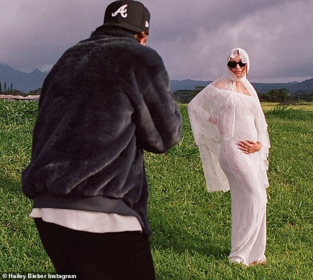 В четверг модель объявила, что ждет первого ребенка от 30-летнего мужа Джастина Бибера, продемонстрировав свой живот в видео в Instagram.