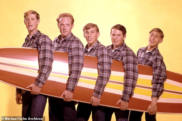В отличие от других печально известных громких дел об опеке, Уилсон, как сообщается, согласился на эту договоренность;  Уилсон (крайний слева) на фото с Майком Лавом, Деннисом Уилсоном, Карлом Уилсоном и Дэвидом Марксом из The Beach Boys в 1962 году.