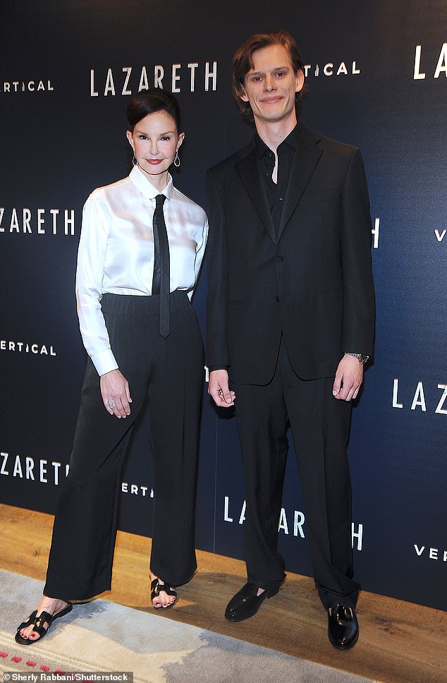 На мероприятии к Эшли также присоединился коллега по фильму «Лазарет» Эдвард Балабан.