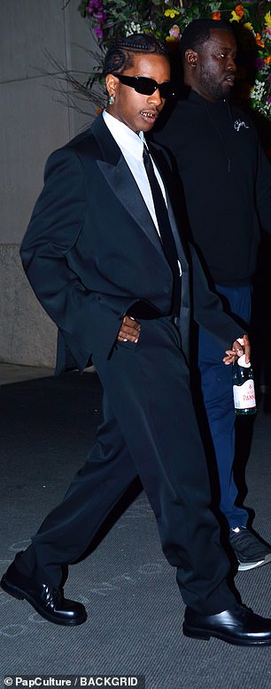 Ее мужчина A$AP Rocky выглядел щеголевато в полном смокинге.