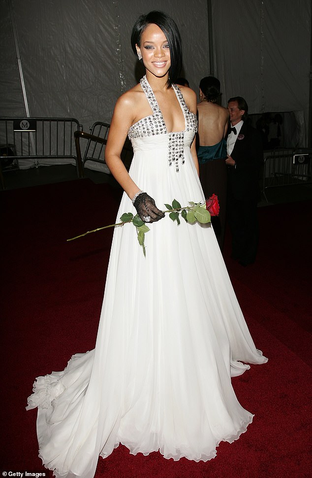 Рианна была сфотографирована на своем первом Met Gala в 2007 году, когда она выпустила свой хит Umbrella, занявший первое место в чартах.