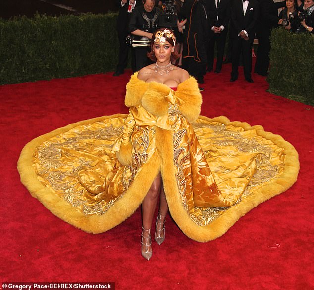 Примечательным нарядом, который она надела, было желтое платье нарциссового цвета весом 55 фунтов для темы гала-концерта 2015 года «Китай: Зазеркалье».