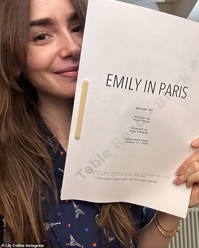 Лили в настоящее время снимается в четвертом сезоне «Эмили» в Париже и опубликовала селфи со сценарием.