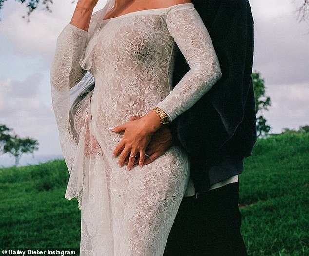 Влюбленные: В рекламном видео Хейли продемонстрировала свою выпуклость в свадебном платье, когда Джастин обнял ее.