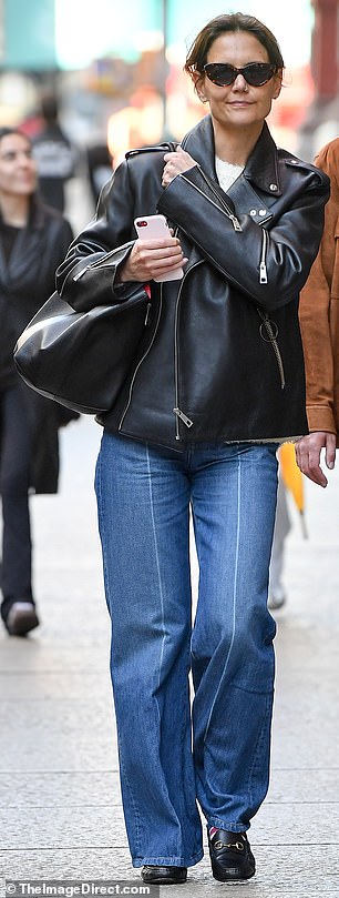 Кэти дополнила свой образ черными лоферами Gucci, а также коричневыми солнцезащитными очками «кошачий глаз» и кольцом в носу.