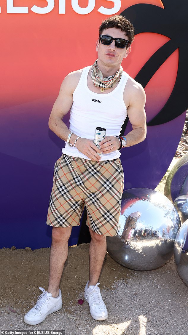 Бойфренд Сабрины Барри выставил напоказ свое мускулистое телосложение на пре-пати перед фестивалем Coachella, а затем поддержал певицу во время ее дебютного выступления на музыкальном фестивале.