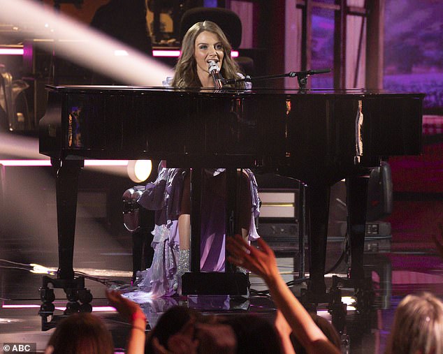 Эмми исполнила The Climb Майли Сайрус и играла на фортепиано, когда пела на сцене.