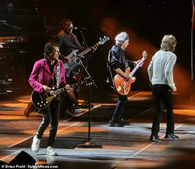 The Rolling Stones снова вышли на сцену с попурри из своих лучших хитов в рамках тура 24 Hackney Diamonds.