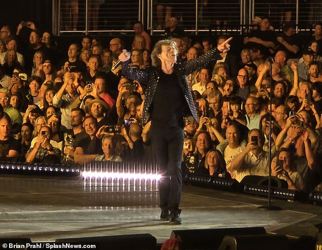 Селин была явно взволнована, когда «Стоунз» исполняли Jumpin’ Jack Flash, в котором Мик Джаггер (на фото) ранее поделился, что он «переживает тяжелые времена и уходит».