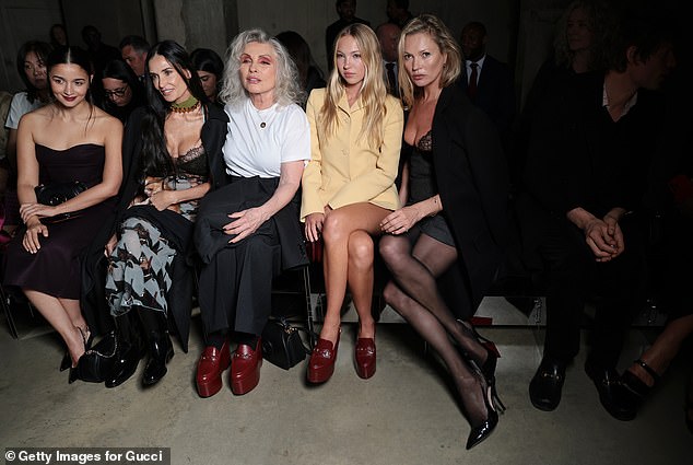 Николай остался в тени, в буквальном смысле, на крайнем правом углу, в то время как Кейт болтала с дочерью модели Лилой, звездой Blondie Дебби Гарри и легендой Голливуда Деми Мур, а также Алией Бхатт в первом ряду на показе мод Gucci Cruise в Лондоне.