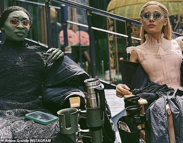 В подписи она пылко написала: «@wickedmovie, увидимся в ноябре, я так благодарна, слов не хватит», добавив: «Я люблю тебя навсегда, так сильно, @cynthiaerivo».