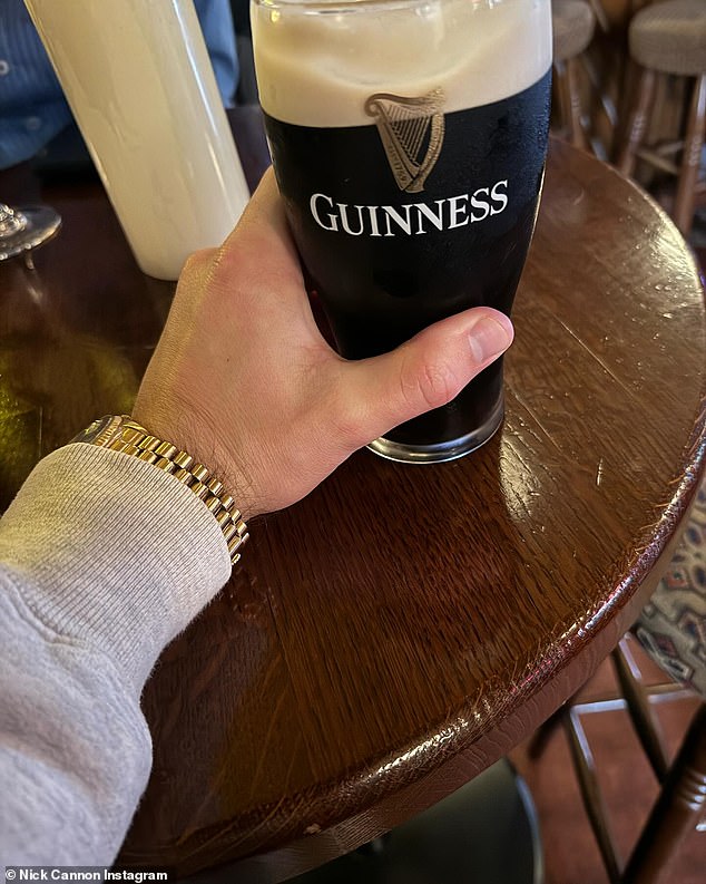 Ник Джонас наслаждается пинтой пива Guinness во время съемок фильма в Дублине