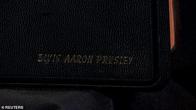 Аукционный дом в описании единственного в своем роде предмета сказал: «Библия украшена тиснением. "Элвис Аарон Пресли" в золоте