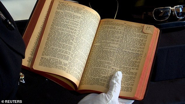 Аукционный дом заявил, что Библия «содержит большое количество помеченных книг и подчеркнутых отрывков, которые, по-видимому, говорили с Элвисом».