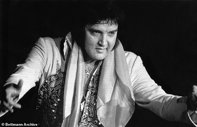 Пресли видели выступающим в июне 1977 года, за два месяца до его смерти в возрасте 42 лет.