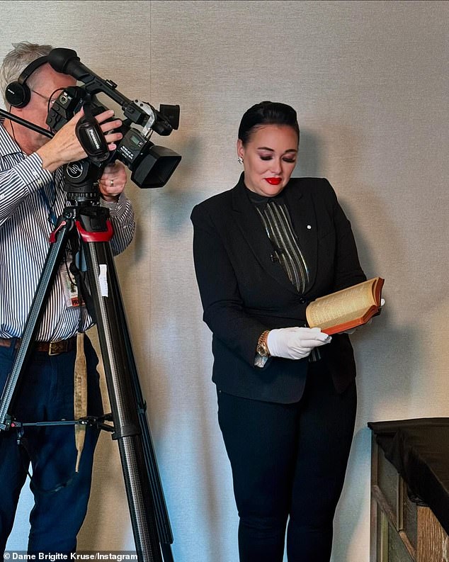 В понедельник Крузе опубликовала в Instagram изображение, на котором она держит Библию, которую продают оператору.