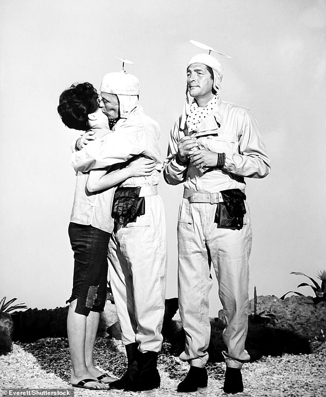 На фото Джоан целует Синатру вместе с Дином Мартином в «Коллекции Эверетта» 1962 года.