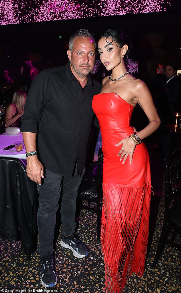 Мони Хелал в красном кожаном платье позировала с Адель Газзави.