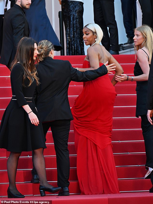 Эксперт по чтению по губам рассказал, что на самом деле сказала Келли во время жаркого разговора с француженкой
