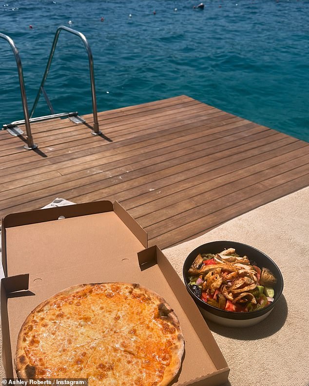 Порезвившись в воде, певец Don't Cha поделился большой пиццей и миской традиционных блюд региона.