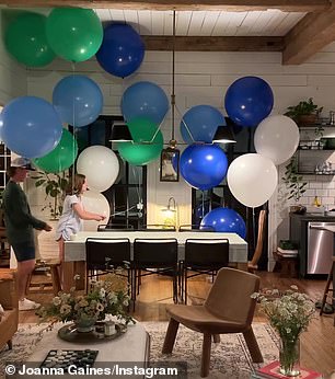 В начале видео Джоанна сняла некоторых из своих детей, а также себя, когда они устанавливают синие, зеленые и белые воздушные шары возле кухни и гостиной своего дома.