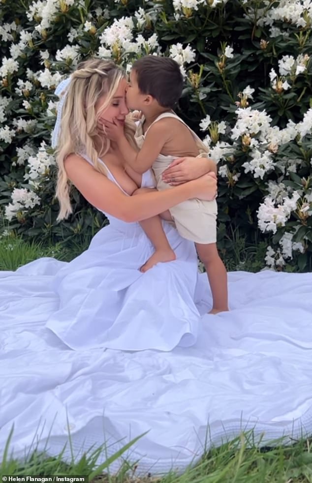 Бывшая звезда «Улицы Коронации», 33 года, в воскресенье зашла в Instagram, чтобы поделиться тем, что она чувствует себя «ужасной мумией», находясь вдали от своих детей — шестилетнего Чарли и восьмилетней Матильды — когда они проводят время со своим отцом Скоттом.