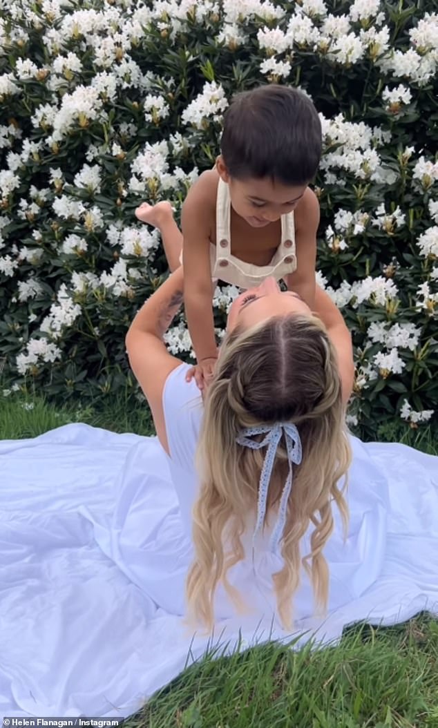 Хелен поделилась очаровательным видео со своим сыном, в котором она призналась, что «не так часто присутствовала с Чарли, как я с девочками» из-за того, что рассталась со Скоттом, когда ее младшему был всего один год.