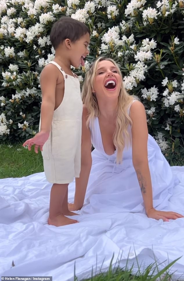 В видео, которым поделилась Хелен, она выглядела ангельски в летящем белом летнем платье с воротником-бретелькой, завивала свои светлые локоны и перевязывала их лентой.