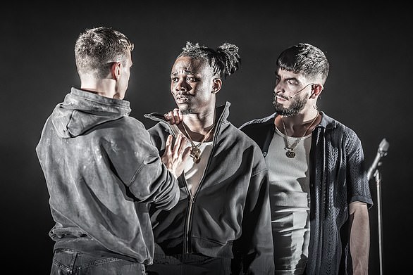 Оно монотонное, монохромное и манерное.  Если вы следите за процессом производства, у вас может возникнуть соблазн позвонить священнику.