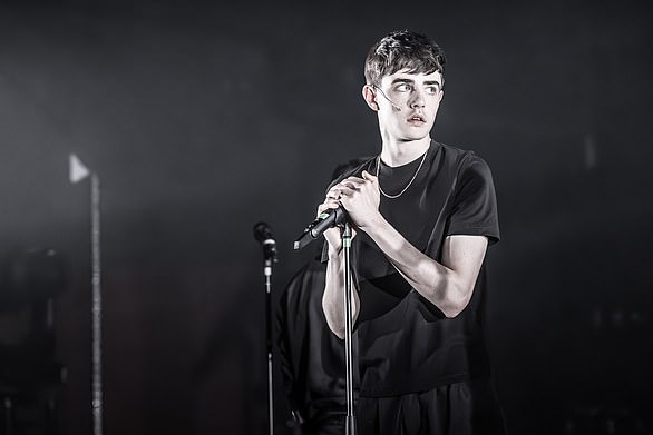 Иногда даже кажется, что Ллойд намеренно пытается задушить в жизни ту лихорадочную страсть, которая обычно движет этой безрассудной любовной историей.  На фото: Дэниел Куинн-Той в роли Пэрис