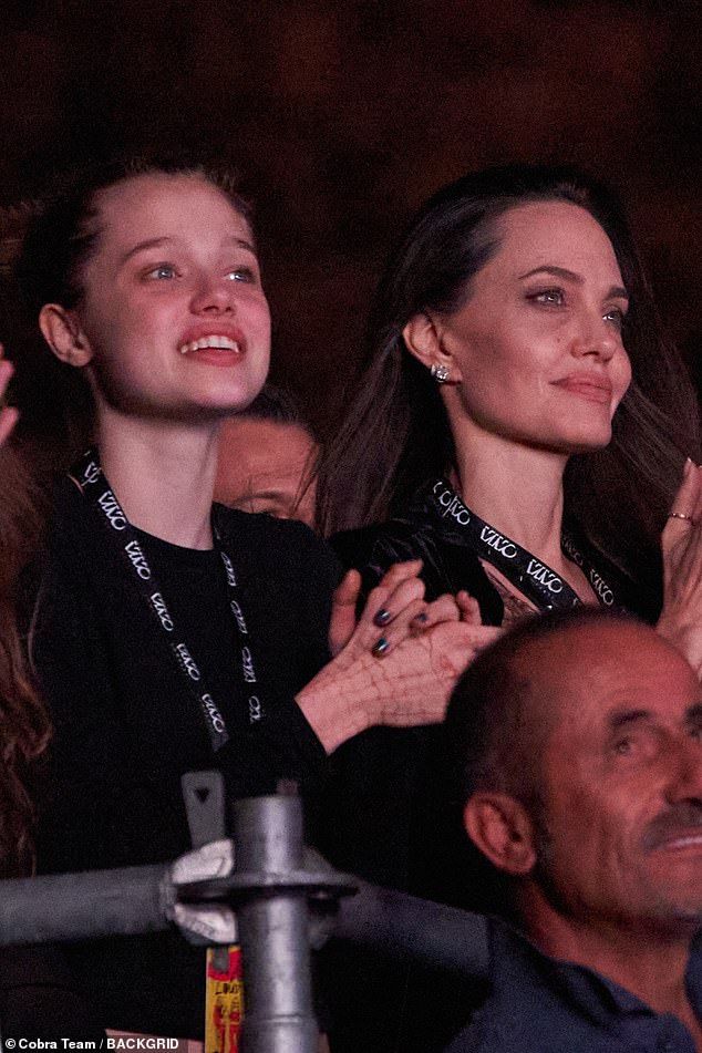 Танцовщица подала документы в день своего 18-летия, которое состоялось в понедельник, 27 мая, и попросила, чтобы ее новое официальное имя было Шайло Джоли;  Шайло и Анджелину видели в 2022 году в Риме.