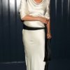 50-летняя Кейт Мосс появилась без бюстгальтера в шелковистом серебряном платье на гала-концерте King's Trust Global Gala в Нью-Йорке в четверг.