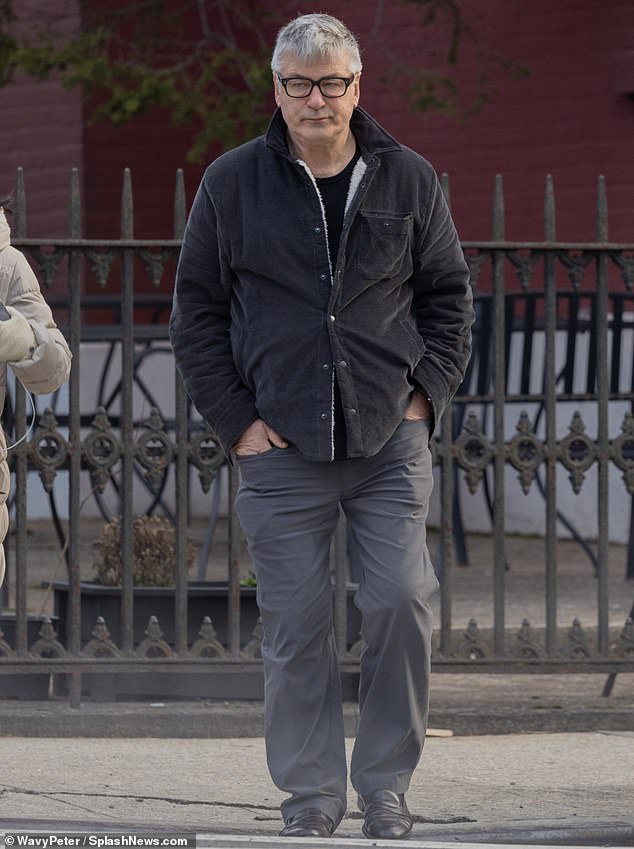 66-летний Алек Болдуин предстанет перед судом после того, как судья отклонил ходатайство о прекращении дела актера о непредумышленном убийстве после смерти оператора Галины Хатчинс на съемках фильма «Ржавчина».