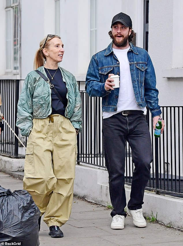 Аарон Тейлор-Джонсон, 33 года, выглядит потрясающе в двойном джинсовом образе, пока он заправляется кофе во время солнечной прогулки со своей женой Сэм, 57 лет.
