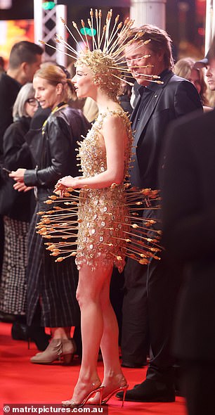 Аня Тейлор-Джой демонстрирует причудливую фигуру в золотом платье, украшенном стрелками, когда она присоединяется к любимому Крису Хемсворту и его жене Эльзе Патаки на австралийской премьере фильма «Фуриоса: Сага о Безумном Максе».