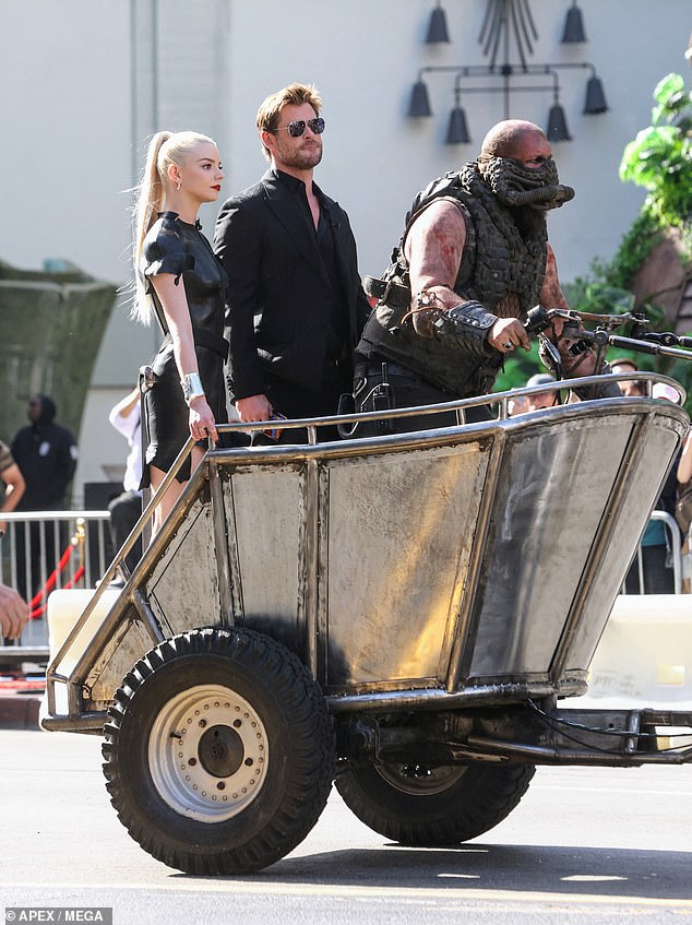 Аня Тейлор-Джой и Крис Хемсворт путешествуют по Голливудскому бульвару на КОЛЕСНИЦЕ, продолжая продвигать Furiosa: A Mad Max Saga.